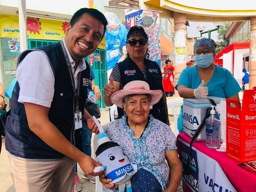 Campaña de vacunación con adultos mayores, Puente Piedra.