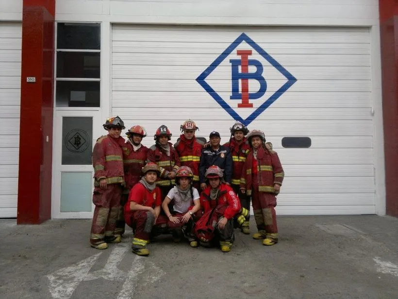 Con la compañía de bomberos, después de la emergencia.